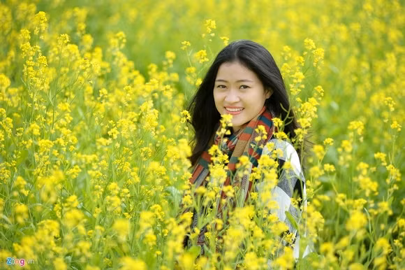 Vườn cải gần trường Đại học Nông Nghiệp Thời điểm cuối tháng 11 là mùa hoa cải bắt đầu. Giới trẻ Hà Nội lại nô nức kéo nhau về các vùng ngoại thành nơi hoa cải vàng đang rực rỡ khoe sắc.
