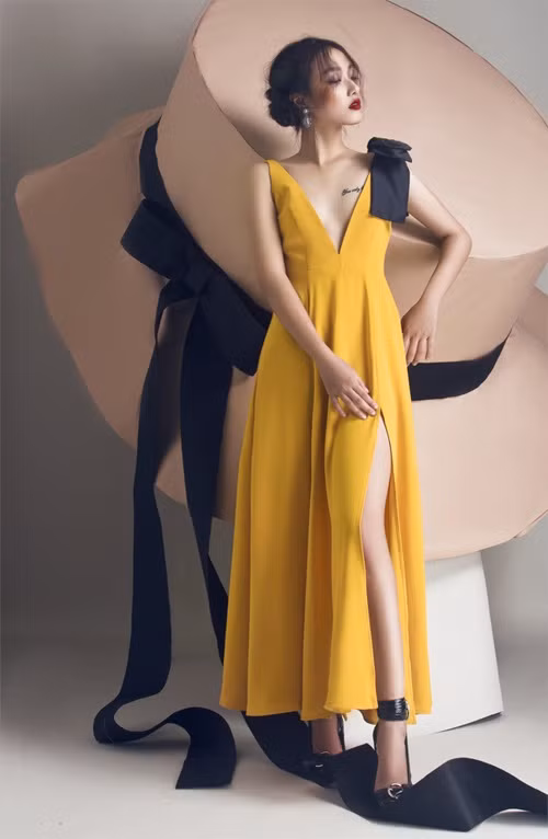 Sở hữu khuôn mặt có nét tương đồng với người chi Trang Khiếu, nhưng ở Linh Khiếu lại toát lên sự mảnh mai, yếu đuổi và nhẹ nhàng hơn. Dù không sở hữu được chiều cao vượt trội như người chị của mình nhưng Linh Khiếu lại có thế mạnh ở khuôn mặt và đôi mắt hút hồn.