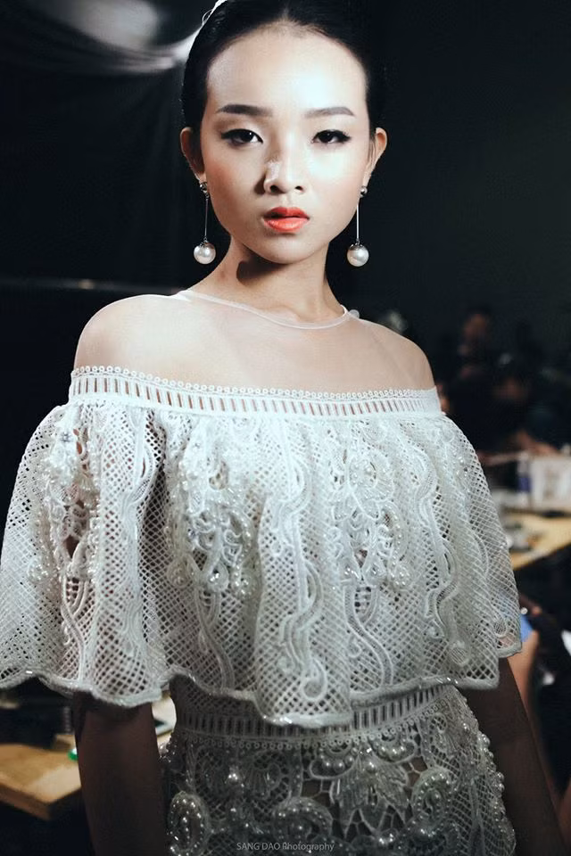 Là học trò của siêu mẫu Hoàng Yến, Thu Trúc ghi dấu ấn với làng mốt Việt bởi bước chân mạnh mẽ và cách cảm nhận âm nhạc tốt hơn cả những người mẫu thành danh hiện tại.