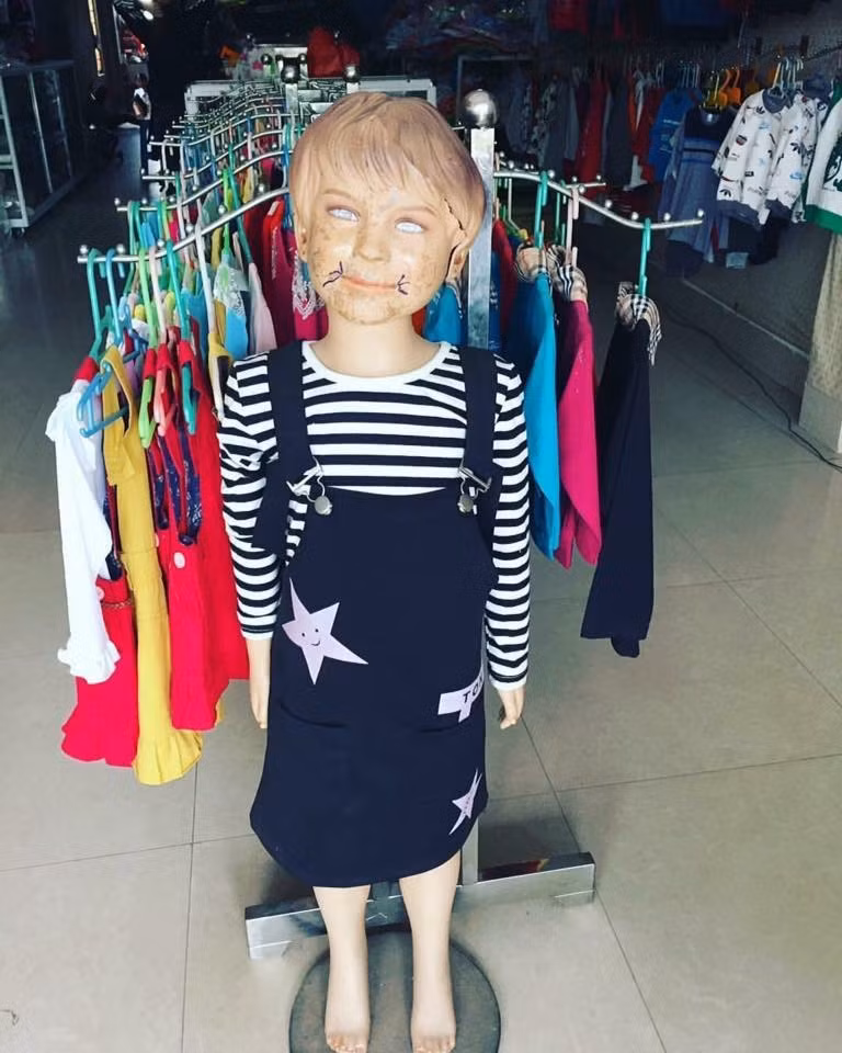 Một ma-nơ-canh trẻ em đã cũ lại còn bị vẽ nguệch ngoạc lên mặt khiến nó mang vẻ ám ảnh, kinh dị. Có lẽ chủ cửa hàng nên xem xét việc thay một ma-nơ-canh mới. Nếu cứ để thế này khác nào dọa khách hàng. Nhìn hình ảnh này tài khoản Facebook B.D.T phải thốt lên: "Mình nhìn muốn xỉu còn động lực đâu mà mua quần áo về cho con mặc.". (Ảnh: Facebook)