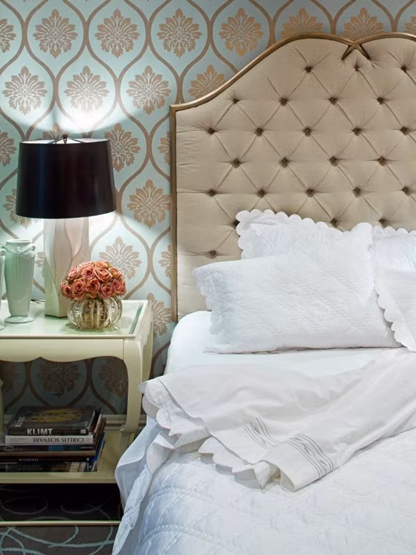 Giấy dán tường trong phòng ngủ Với những họa tiết đậm chất retro, kiểu giấy dán tường này sẽ tạo nên phòng ngủ khách hiện đại và dễ dàng kết hợp với các màu sắc khác trong căn phòng.