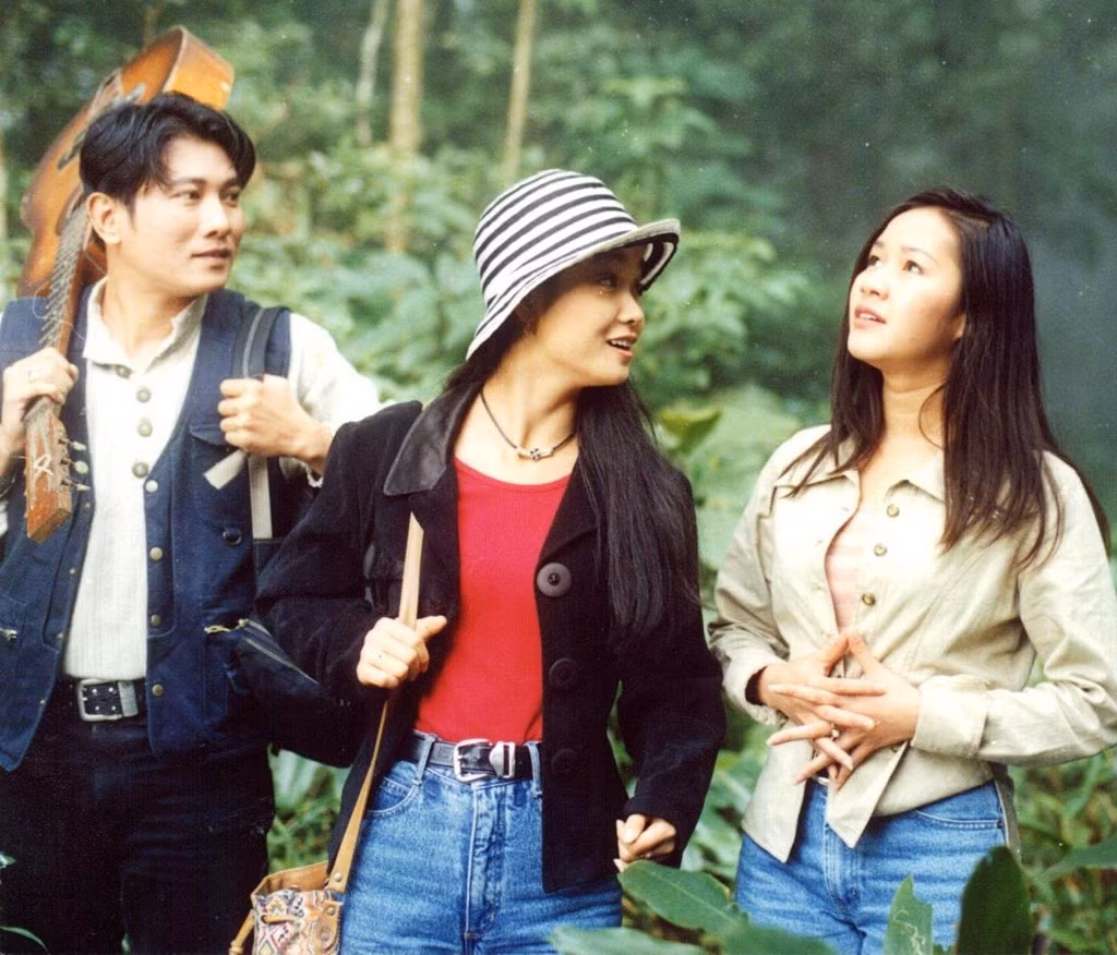 1998 là một năm thành công của Mai Thu Huyền khi cô có tới 2 vai điện ảnh và 1 vai truyền hình. Một trong số đó là vai diễn Đan Linh bên cạnh Hoàng Phúc (trái) và Đơn Dương trong bộ phim Khoảng vỡ của đạo diễn Nguyễn Thanh Vân.