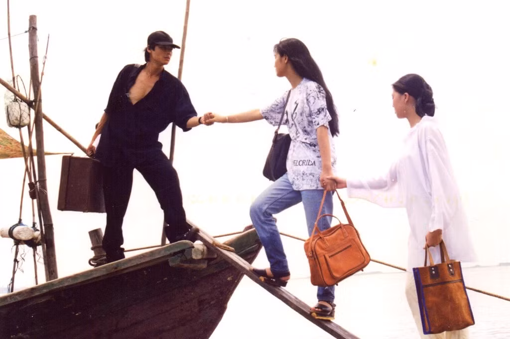 Năm 1998, Mai Thu Huyền cũng có cơ hội sánh đôi cùng "lãng tử" một thời của màn ảnh Việt - nam diễn viên Võ Hoài Nam - trong phim Tiếng sáo ly hương.