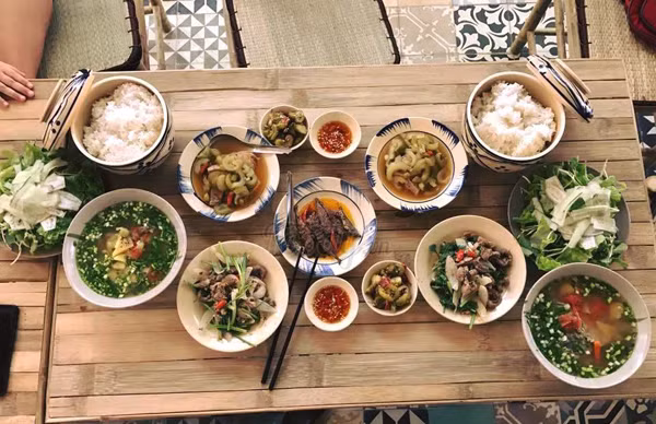 Một mâm cơm quê thịnh soạn.