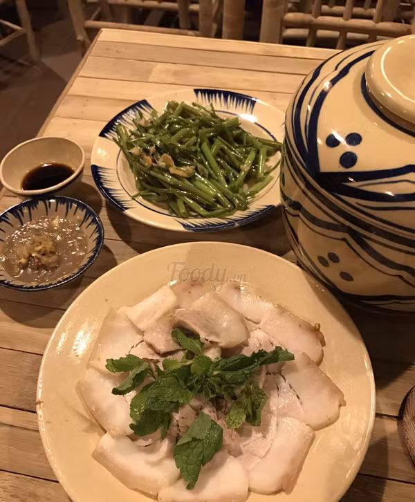 Theo menu thì đĩa rau muống xào này có giá 55k.