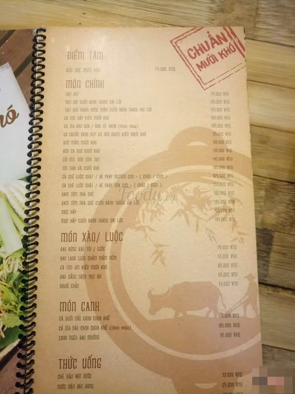 Menu của quán nêu rõ ý cơm Quảng Nam với hàng loạt những món ăn đậm chất vùng quê như: canh mồng tơi, bánh tráng thịt heo, canh khổ qua...