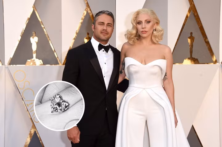 Mặc dù đã "đường ai nấy đi" nhưng Lady Gaga và Taylor Kinney trước đây đã khoe khéo chiếc nhẫn đính hôn kim cương hình trái tim 6 cara của Lorraine Schwartz nổi tiếng.
