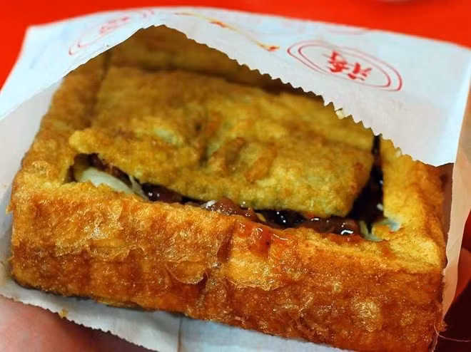 Bánh mì quan tài: Còn được gọi là bánh sandwich quan tài, đây được coi là một trong những món đặc sản Đài Loan độc đáo nhất. Bánh gồm một lát bánh gối dày, khoét ruột để nhồi nhân. Bánh có nguồn gốc từ thành phố phía nam - Đài Nam. Thực khách có thể chọn nhân tùy thích, gà hoặc bò xốt tiêu. Nhân ngọt ngào và đầy hương vị làm cho ai cũng muốn vừa đi dạo chợ vừa nhâm nhi món bánh này.