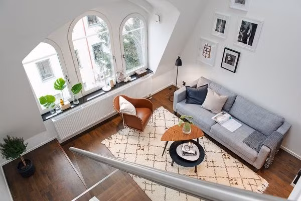 Căn hộ là một dạng kiến trúc “maisonette” điển hình. Maisonette là một từ bắt nguồn từ tiếng Pháp nói đến những căn hộ có hai hay nhiều tầng và một cổng ra vào riêng mặc dù vẫn thuộc một tòa nhà nào đó. Căn maisonette đang nói đến tại thủ đô Stockholm được xây dựng vào năm 2013 trên phần mái của một tòa nhà cũ. Vị trí trên tầng 5 cao nhất của tòa nhà cho phép căn hộ có được khung cảnh tuyệt đẹp từ phần mái. Ngoài vị trí đặc biệt này, căn hộ còn có khá nhiều đặc điểm thú vị khác, ví như trần nhà cao vút, cửa sổ hình góc cạnh hay một sân thượng nhỏ hướng ra phía Tây.