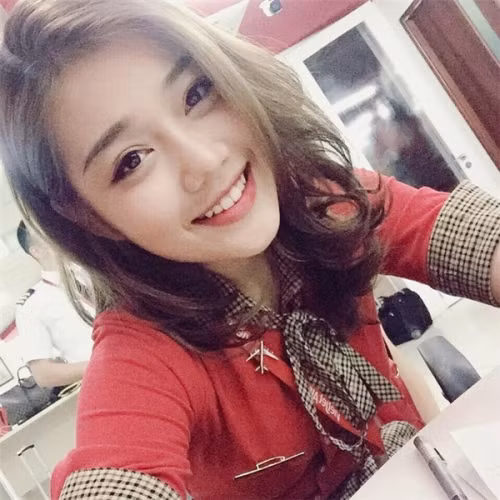 Với lối trang điểm nhẹ nhàng, cô nàng phô bày nét đẹp thanh tú.