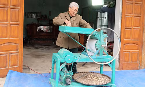 Lao nong Thai Nguyen sang che may boc vo lac dat 100kg/gio