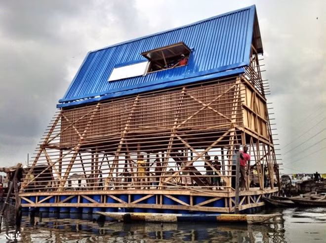Nằm ở Lagos, thành phố lớn nhất Nigeria, trường nổi Makoko hoàn toàn tọa lạc trên mặt nước. Một trong những trường đặc biệt nhất thế giới này bao gồm cả phòng học và khu vui chơi, được thiết kế đặc biệt nhằm đảm bảo an toàn cho 100 học sinh trong mọi điều kiện thời tiết. Ảnh: Nleworks.