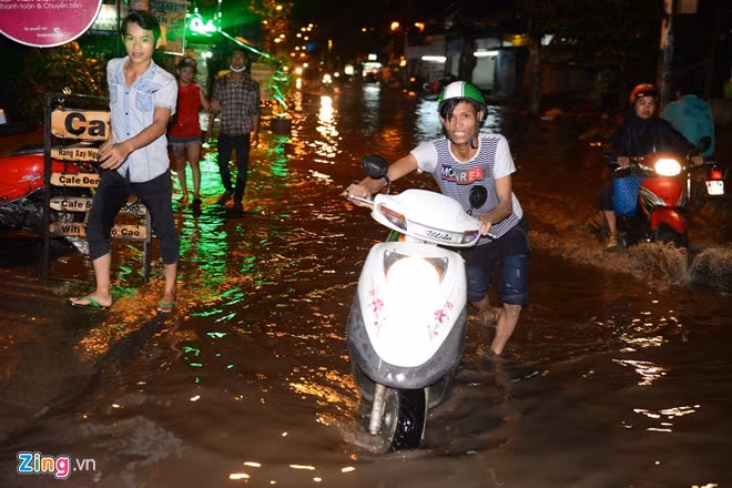 Nhiều phương tiện di chuyển khó khăn, xe chết máy phải dắt bộ.