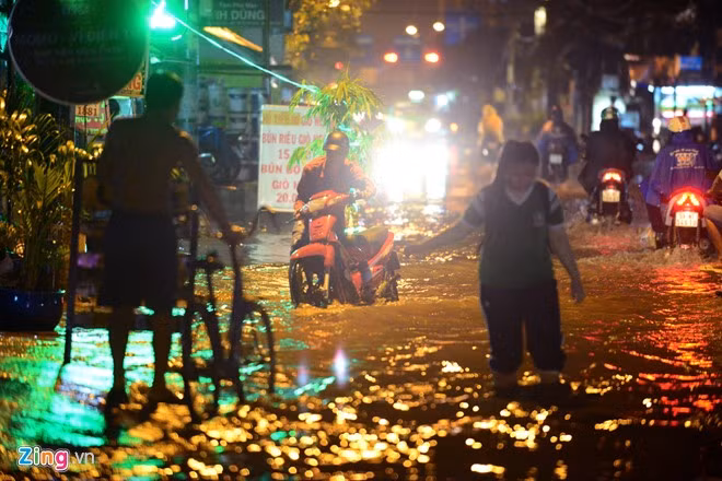 Con đường lầy lội trong nước với nhiều ổ gà, ổ voi. Người dân nơi đây cho biết đã có rất nhiều trường hợp té ngã khi đi qua đoạn đường ngập nước này.