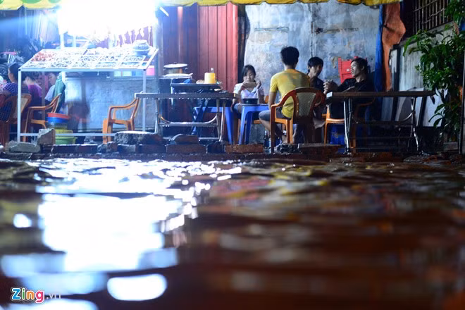 Mưa ngập thường xuyên làm ảnh hưởng đến cuộc sống cũng như việc làm ăn, buôn bán của người dân hai bên đường.