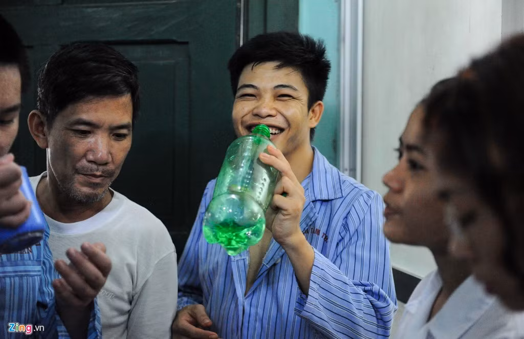 Việc điều trị bằng thuốc (hoá dược) có tác dụng với các triệu chứng dương tính như ngăn chặn việc lên cơn, gây rối, hoang tưởng. Ngược lại, chúng cũng làm tăng nặng các triệu chứng âm tính, khiến cho người bệnh lười suy nghĩ, lao động. Vì thế, việc tạo cơ hội để bệnh nhân tâm thần tham gia các lớp học sẽ giúp họ luyện tập các phản xạ có điều kiện, tạo tinh thần vui vẻ, thoải mái hơn cho bệnh nhân.