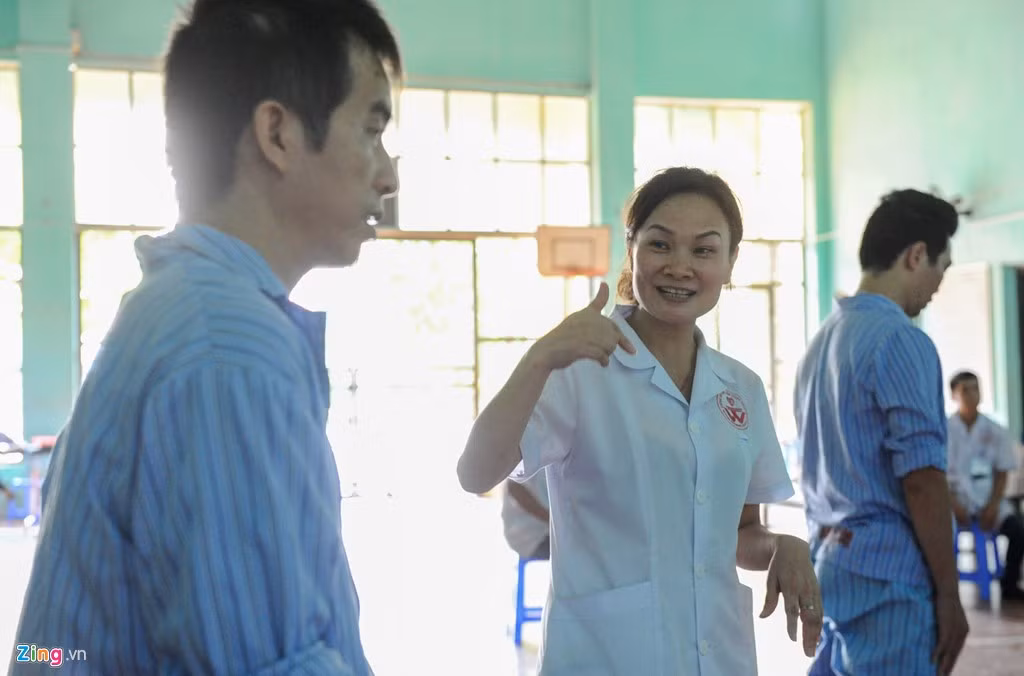 Bác sĩ Cao Thị Vịnh, Trưởng khoa Phục hồi chức năng cho biết, bệnh tâm thần là bệnh do rối loạn hoạt động não bộ gây nên những biến đổi bất thường về lời nói, ý tưởng, hành vi, tác phong, tình cảm.