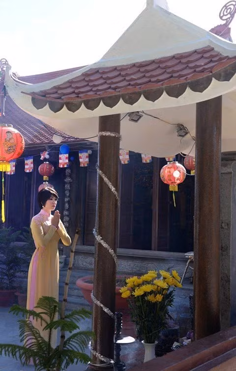 Hoa hậu Nguyễn Thị Huyền tại chùa Sinh Tồn. Những ngôi chùa ở huyện đảo Trường Sa dù là chùa Trường Sa hay Song Tử Tây, Sinh Tồn, chùa Nam Thiên trên đảo Nam Yết, chùa Vinh Phúc trên đảo Phan Vinh, chùa Linh Sơn trên đảo Sơn Ca,... đều có ban thờ chính hướng về chùa Trấn Quốc tại Thủ đô Hà Nội. Sự cầu nguyện tại đây cũng chính là cầu nguyện linh ứng cho cả đất nước và dân tộc Việt Nam. Phút giây cựu hoa hậu Nguyễn Thị Huyền thành kính và cảm động trước tấm bia đá đặt tại chùa Sinh Tồn, khắc ghi tên tuổi của những liệt sĩ của Quân đội nhân dân Việt Nam đã hy sinh vì chủ quyền Tổ quốc và sự bình yên cho quần đảo Trường Sa.