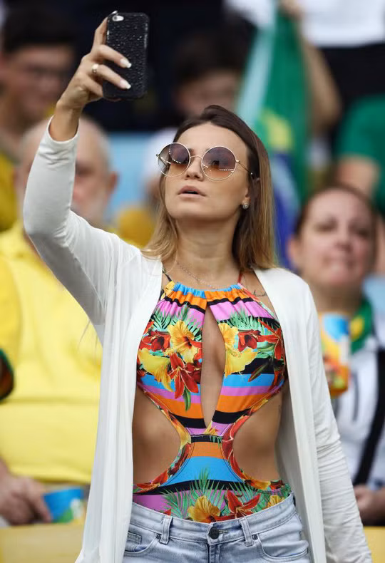 Một CĐV ghi lại khoảnh khắc Brazil thua Đức ở loạt sút luân lưu 11m.