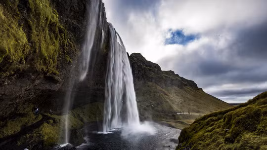 Iceland Đất nước này luôn nằm trong kế hoạch du lịch của du khách, bởi những thắng cảnh đẹp hút hồn nơi đây. Bà Jeanenne Tornatore, Biên tập viên cao cấp trang Orbitz.com cho biết: "Iceland là một trong những lựa chọn hàng đầu của tôi cho điểm đến du lịch trong năm 2017. Một lý do nữa là một số hãng hàng không đã được cung cấp các chuyến bay trực tiếp đến Reykjavik có giá vé rất cạnh tranh".