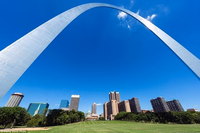 Cổng vòm St. Louis, Missouri, Mỹ: Cổng vòm St. Louis có chiều cao 192 m. Du khách có thể đi thang máy bên trong lên đỉnh cổng vòm.