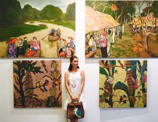 Nữ diễn viên 38 tuổi thăm quan một gallery tranh ở TP. HCM.