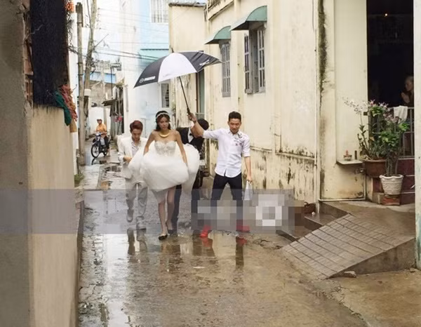 Chính vì vậy, cô dâu và chú rể đã phải “cuốc bộ” ra ngoài. Mạc Hồng Quân đã phải cầm váy cho Kỳ Hân trong suốt quãng đường đi.
