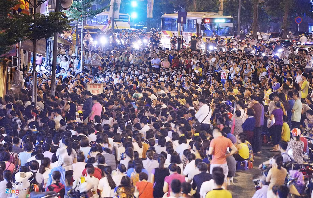 Tối 16/8 (14/7 âm lịch), hàng nghìn người dân đổ về ngồi chật kín đoạn đường trước cửa chùa Phúc Khánh (quận Đống Đa, Hà Nội) tham dự lễ Vu lan báo hiếu cha mẹ, khiến phố Tây Sơn ùn ứ kéo dài cả trăm mét.
