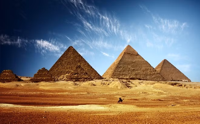 Kim tự tháp Giza, Ai Cập: Đây là công trình duy nhất trong số 7 kỳ quan của thế giới cổ đại còn đứng vững tới ngày nay. Ảnh: Egyptianstreets.