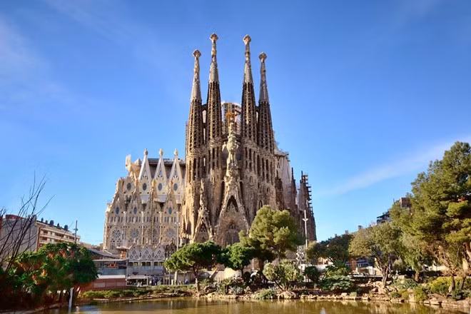 Sagrada Familia, Tây Ban Nha: Tòa tháp thánh đường Công giáo La Mã lộng lẫy này nổi bật trên nền trời Barcelona. Việc xây dựng công trình ấn tượng này bắt đầu từ năm 1882 và kéo dài tới tận ngày nay. Ảnh: Dezeen.