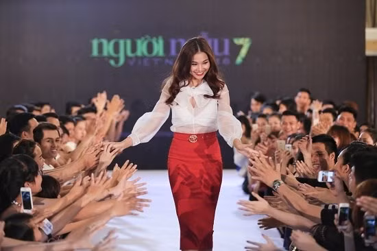 Bên cạnh công việc người mẫu thì diễn xuất là "bước đệm" đã giúp sự nghiệp của Thanh Hằng lên như "diều gặp gió". Chưa dừng lại ở đó, Thanh Hằng còn thử sức trong vai trò giám khảo của các cuộc thi thu hút sự chú ý lớn như Mister Việt Nam, Siêu mẫu Việt Nam, Vietnam Next Top Model.
