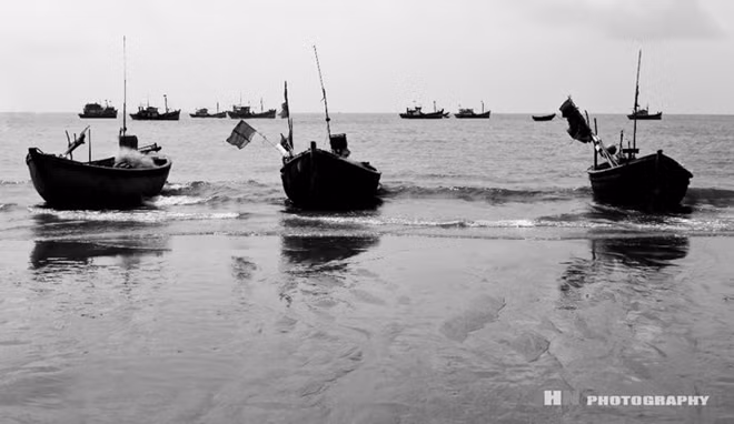 Ở những làng cá lâu năm, sóng biển vẫn ào ạt, ngư dân vẫn trải mình ra với biển khơi, bám biển để sinh tồn.