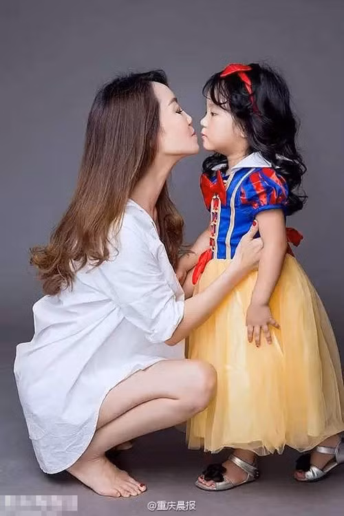 Bên cạnh những người hết lời ca ngợi vẻ đẹp không tuổi của cô Tần thì bộ ảnh này cũng vấp phải nhiều ý kiến phản đối. Không ít người cho rằng một phụ nữ lớn tuổi tạo dáng khiêu gợi như vậy là không phù hợp.