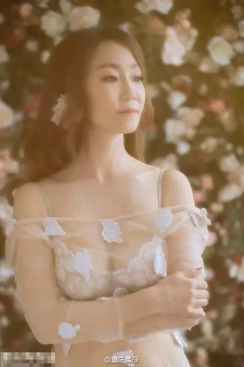 Cô Tần (50 tuổi, ở Trùng Khánh, Trung Quốc) thường được bạn bè gọi là “phù thủy sắc đẹp” bởi dù đã lên chức bà ngoại nhưng người đẹp 50 tuổi vẫn giữ được nét trẻ trung và cơ thể nuột nà như gái đôi mươi.