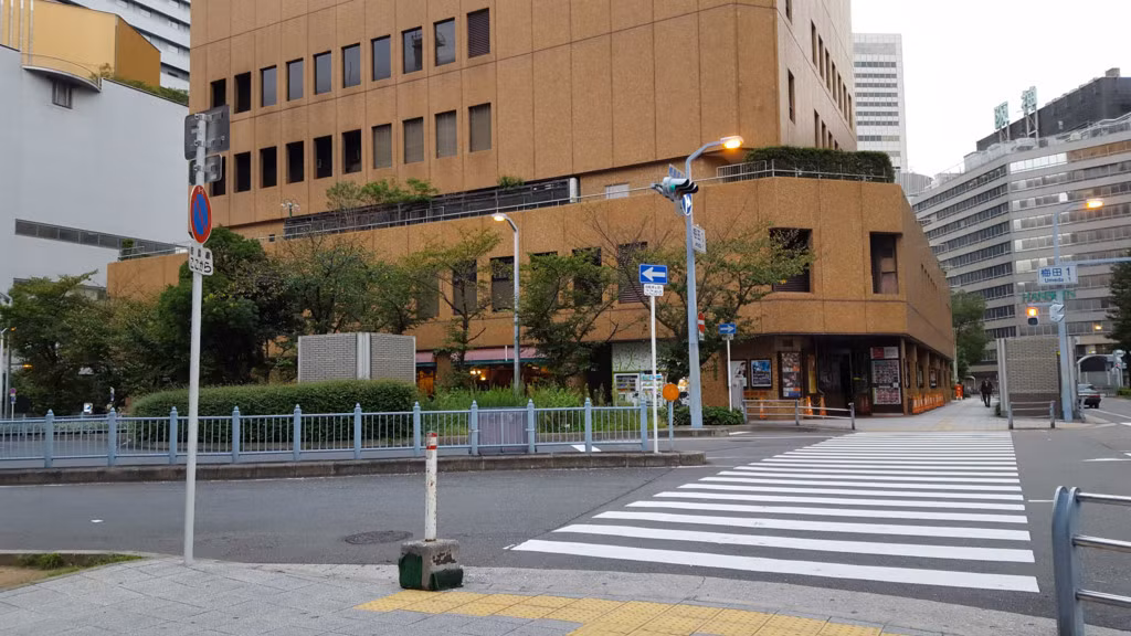 Ảnh chụp tại khu vực trung tâm của thành phố lớn thứ hai Nhật Bản - Osaka. Buổi sáng rất trong lành, yên tĩnh và vắng bóng người qua lại. Cả thành phố im lìm và dường như chưa sẵn sàng để bắt đầu một ngày mới.