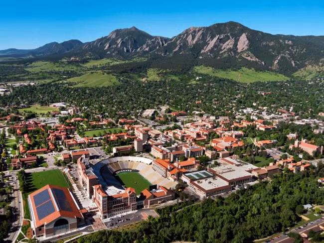 3. Đại học Colorado Boulder được làm bằng nguyên liệu chính là đá sa thạch của địa phương, nổi bật với phần mái che màu đỏ tươi. Trường tọa lạc dưới chân núi Rocky có không gian xanh mướt tạo nên cảnh quan tuyệt đẹp, không hề thua kém bất cứ khu nghỉ dưỡng hạng sang nào.