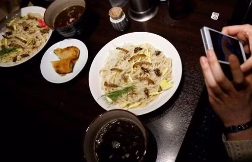 Rùng mình với món mì sâu bọ đang khiến người Nhật Bản phát điên Rung minh voi mon mi sau bo dang khien nguoi Nhat Ban phat dien