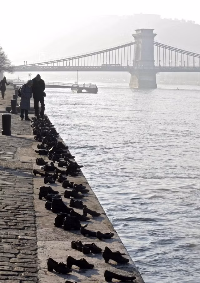 The Shoes On The Danube Bank (Hungary): Can Togay và Gyula Pauer muốn thể hiện sự tưởng nhớ người Do Thái. Họ đã để lại giày trên bờ sông trước khi bị bắn trong cuộc diệt chủng ở Hungary.
