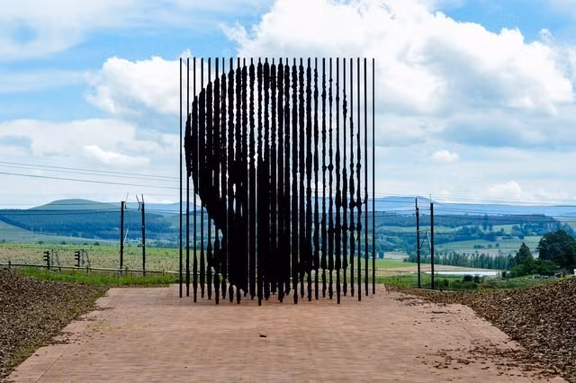 Nelson Mandela(Howick, Nam Phi): Tác phẩm của Marco Cianfanelli được đặt dọc đường R103, nơi Mandela bị bắt giữ vào năm 1962.