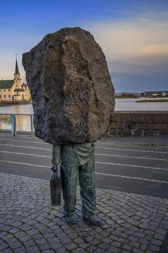 The Unknown Official (Reykjavik, Iceland): Đài tưởng niệm làm từ đồng và đá này được Tómasson xây dựng năm 1993. Tượng mô tả một công chức đang bước đi một cách bình tĩnh. Điều khác lạ là tảng đá lớn ở nửa trên tượng, thể hiện anh ta hay người xung quanh không thể trò chuyện.