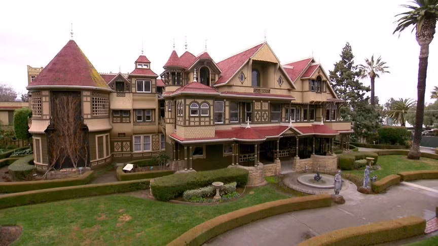 Biệt thự Winchester Được mệnh danh là ngôi nhà ma ám khét tiếng ở San Jose - Mỹ. Tòa biệt thự bí ẩn có 161 phòng, 40 cầu thang (một số trong đó không dẫn tới đâu cả), 10.000 cửa sổ và 2.000 cửa ra vào. Địa điểm đáng sợ này được báo cáo xảy ra một số hiện tượng bí ẩn, trong đó có các hồn ma lảng vảng trong căn biệt thự.