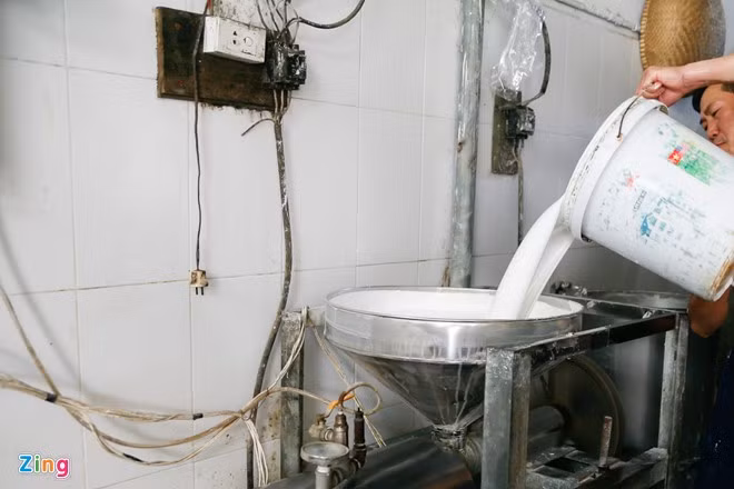 Sau khi hồ hóa, bột trở thành dạng sệt, được đổ vào máy nấu bún.