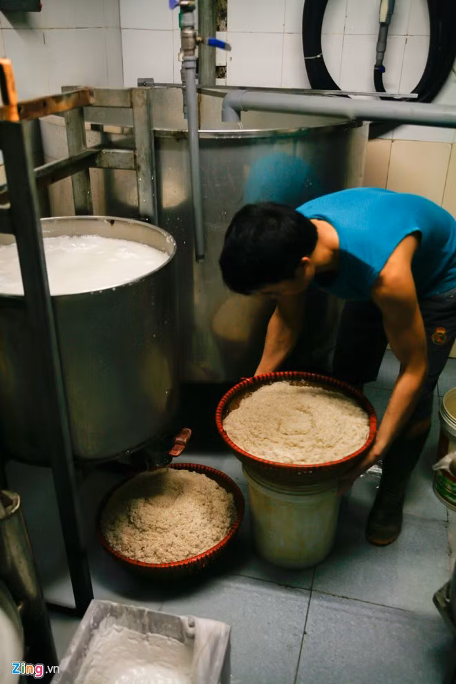 Những năm gần đây, số hộ cần mẫn, miệt mài với phương pháp làm truyền thống như gia đình anh Mến chỉ còn rất ít. Hầu hết các hộ trong làng đã chuyển sang cơ giới hóa nghề làm bún, đầu tư máy vo gạo, máy xay bột và sử dụng những thiết bị, dụng cụ hiện đại như máy liên hoàn.