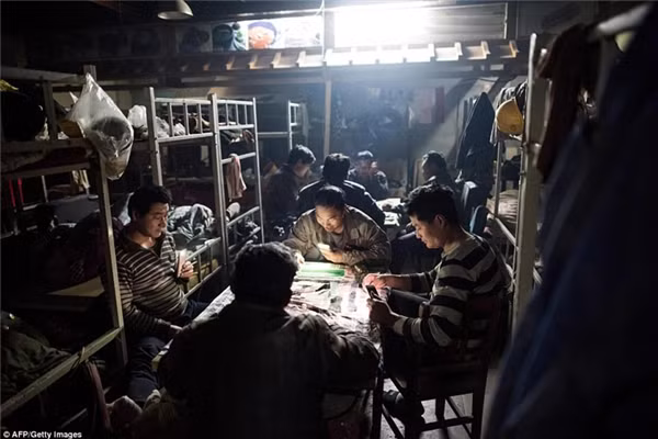 Một khu nhà ở tập thể vô cùng chật chội.