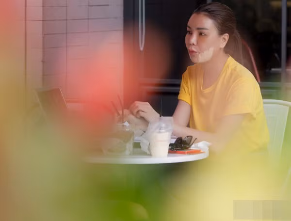 Ca sĩ từng bị nghi thẩm mỹ nhiều lần khi xuất hiện với khuôn mặt khác lạ. Tuy nhiên, nhiều lần trả lời báo giới cô tự tin cho rằng mình chưa cần phải nhờ đến dao kéo.