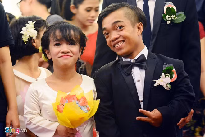 Trong ngày 20/10 vừa qua, anh chị được một đơn vị tổ chức cho cưới chung với 39 cặp đôi khuyết tật khác long trọng tại một nhà hàng lớn ở Sài Gòn. Hai anh chị rất sung sướng vì có tấm hình cưới và cặp nhẫn được trao tặng. Ảnh: Lê Quân.