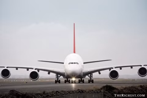 Airbus A380 - 500 triệu USD. Hoàng thân giàu nhất Trung Đông, Alwaleed bin Talal là một trong những đại gia sở hữu Airbus A380. Số lượng hành khách tối đa mà Airbus A380 có thể chở được là khoảng 800 người. Tuy nhiên, các vị đại gia luôn cải tạo để có thể biến máy bay thành biệt thự riêng trên không.