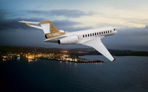 Bombardier Global 8000 - 71 triệu USD. Nếu bạn là một người mong muốn trải nghiệm cảm giác thoải mái nhất khi bay, hãy lựa chọn chiếc Bombardier Global 8000. Chiếc máy bay này nổi tiếng với phần nội thất và không gian bên trong rộng rãi, người ta có thể lắp đặt cả một rạp chiếu phim nhỏ trên máy bay. Ngoài ra, nó cũng rất nhanh, rút ngắn thời gian chờ đợi.