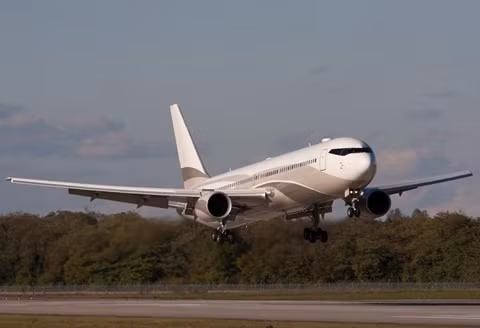 Boeing 767 33A - 83,6 triệu USD. Đây là chiếc chuyên cơ nổi tiếng mà tỷ phú người Nga, Roman Abramovich đang sở hữu. Ông mua nó với giá gần 84 triệu USD và sử dụng như một biệt thự trên không của riêng mình. Chuyên cơ này có sức chứa lên tới 30 người và có thể thoải mái tiệc tùng.