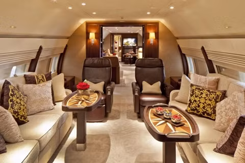 Boeing Business Jet 2 - 73 triệu USD. Văn phòng, phòng tắm xa xỉ, phòng ngủ thoải mái, bếp ăn và các dịch vụ giải trí chuẩn đại gia là những gì người ta có thể nhớ về chuyên cơ xa xỉ này.
